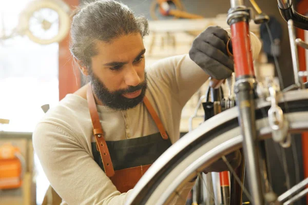 Uomo Che Lavora Officina Riparazione Ciclo — Foto Stock