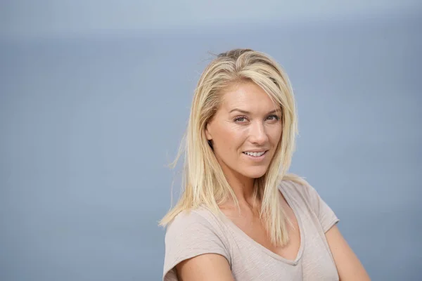 Retrato Una Hermosa Mujer Rubia Años — Foto de Stock