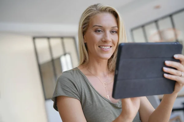 Schöne Frau Hause Mit Digitalem Tablet Verbunden — Stockfoto