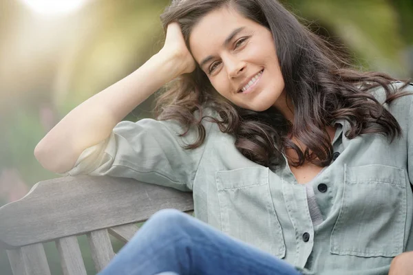 Portret Van Aantrekkelijke Brunette Vrouw Buiten Scène — Stockfoto