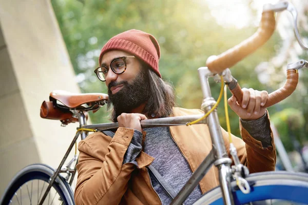 Hipster Chico Ciudad Llevando Fixie Bicicleta — Foto de Stock