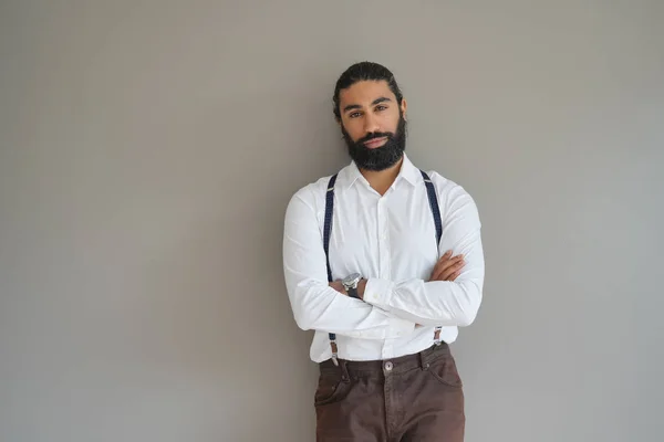 Hipster Uomo Con Bretelle Piedi Sfondo Isolato — Foto Stock