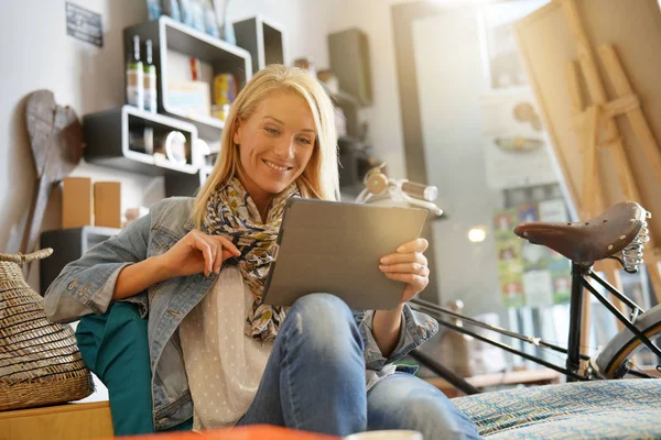 Femme Détendre Café Utilisant Une Tablette Numérique — Photo