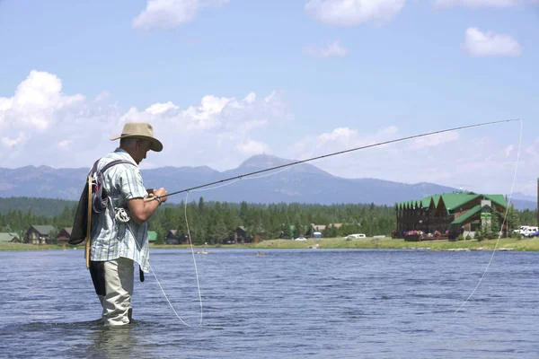 Pescador Poniendo Mosca Anzuelo Línea Pesca — Foto de Stock