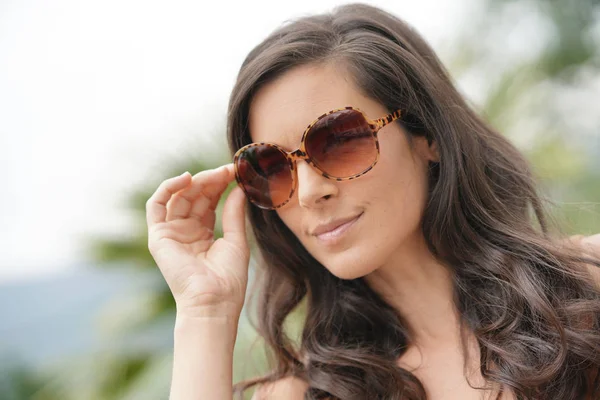 Portrait Smiling Brunette Woman Wearing Sunglasses — Stock Photo, Image