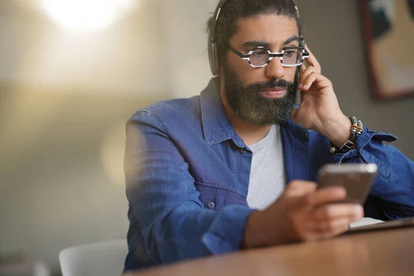 Csípő Srác Segítségével Okostelefon Bluetooth Headset — Stock Fotó