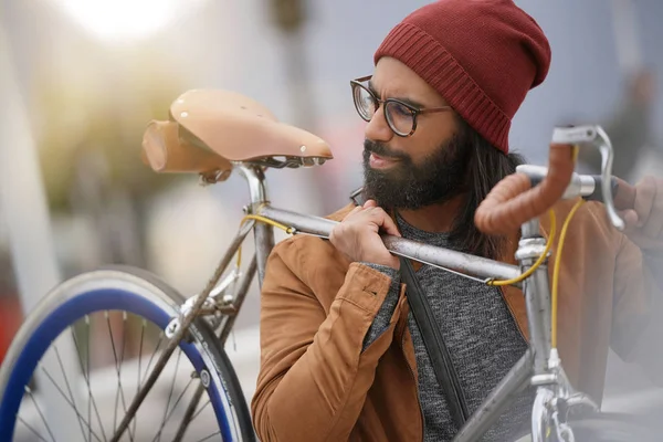 Bokovky Chlapa Městě Nesoucí Fixie Kole — Stock fotografie