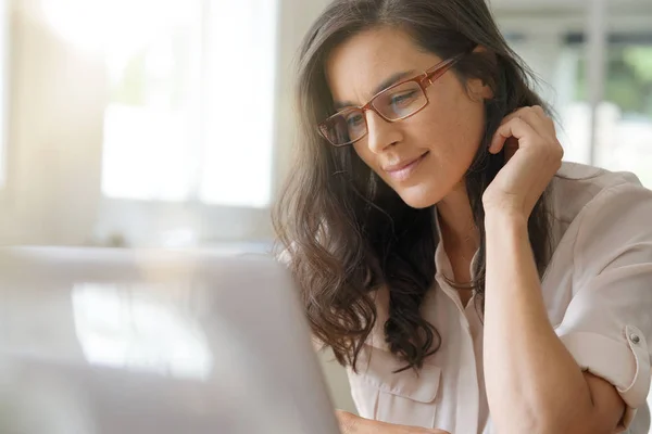 Piękna Ciemnowłosa Kobieta Okulary Praca Laptopie — Zdjęcie stockowe