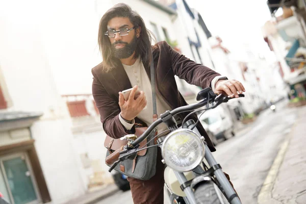 Hipster Guy Electric Vintage Style Bike Using Smartphone — Stock Photo, Image