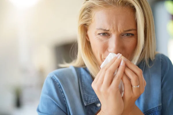 Middelbare Leeftijd Vrouw Met Allergie Waait Haar Neus — Stockfoto