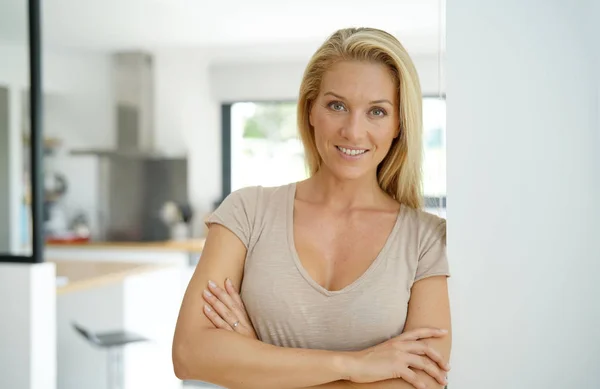 Mujer Rubia Años Edad Pie Dentro Casa —  Fotos de Stock