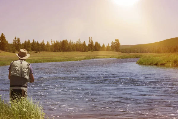 Fisherman Pesca Volo Nel Fiume Dello Stato Del Montana — Foto Stock