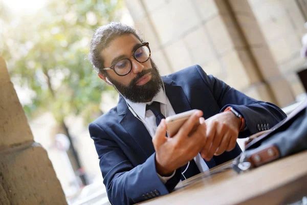 Empresario Sentado Mesa Del Restaurante Usando Smartphone —  Fotos de Stock