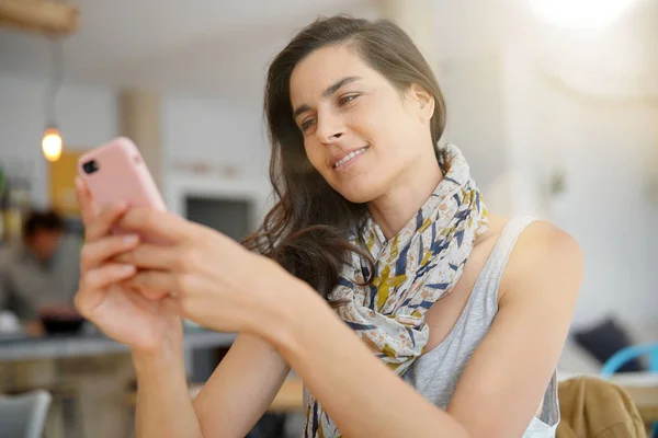 Brunette Vrouw Koffie Winkel Met Smartphone — Stockfoto