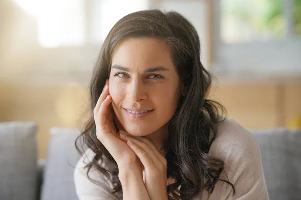 Retrato Mujer Morena Sonriente —  Fotos de Stock