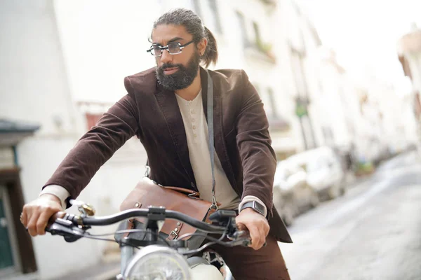 Hipster Chico Montando Bicicleta Eléctrica Vintage —  Fotos de Stock