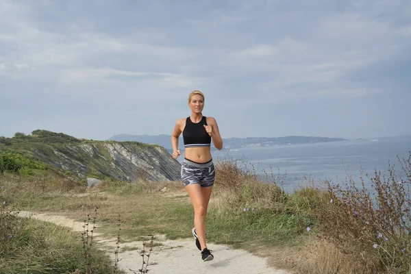 Μέσης Ηλικίας Γυναίκα Που Τρέχει Έξω Από Θάλασσα — Φωτογραφία Αρχείου
