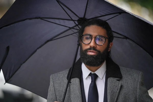 Porträt Eines Geschäftsmannes Mit Regenschirm Einem Regnerischen Tag — Stockfoto