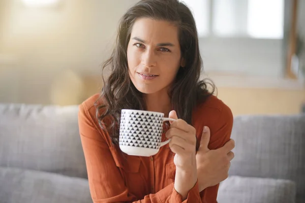 Retrato Mulher Morena Atraente Bebendo Chá — Fotografia de Stock