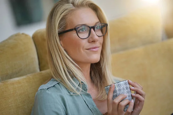 Mulher Loira Meia Idade Com Óculos Relaxantes Casa — Fotografia de Stock