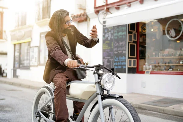 스마트폰을 빈티지 스타일 자전거와 Hipster — 스톡 사진