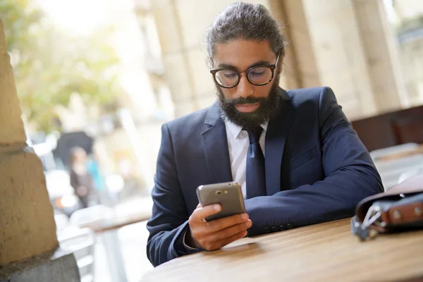 Επιχειρηματία Που Κάθεται Στο Τραπέζι Εστιατορίου Χρησιμοποιώντας Smartphone — Φωτογραφία Αρχείου