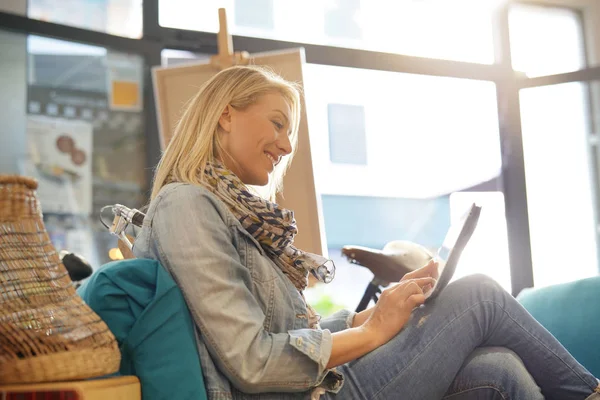 Mulher Relaxante Café Usando Tablet Digital — Fotografia de Stock