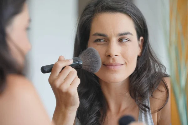 Porträtt Brunett Kvinna Att Lägga Makeup — Stockfoto
