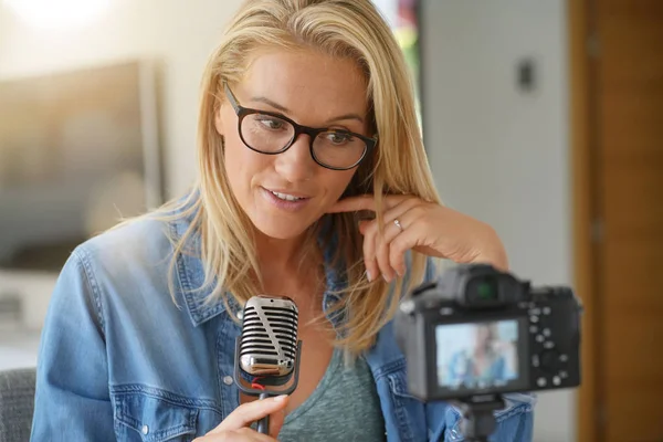 Vlogger Kobieta Nagrywania Wideo Swoim Blogu — Zdjęcie stockowe