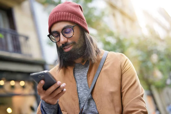 Csípő Srác Utcán Kapcsolódik Smartphone Portréja — Stock Fotó