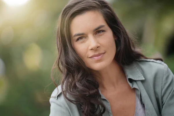 Retrato Mulher Morena Atraente Cena Livre — Fotografia de Stock