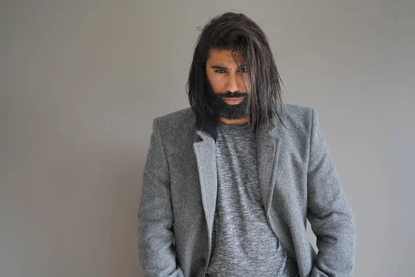 Hipster Ragazzo Con Cappotto Grigio Isolato — Foto Stock