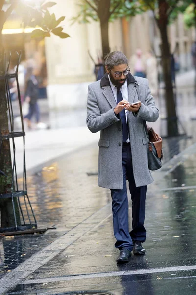 Sokakta Yürürken Işadamı Smartphone Kullanarak — Stok fotoğraf