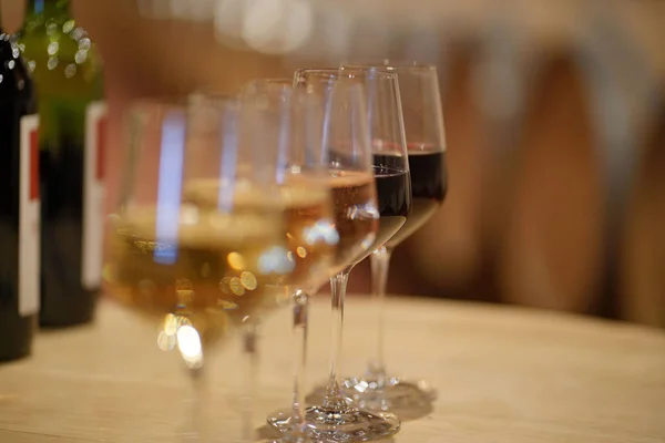 Şarap Kadehleri Tatmak Için Şaraphane Masaya Ayarlanmış — Stok fotoğraf
