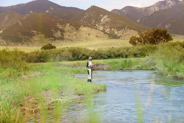 Ψαράς Flyfishing Στο Ποτάμι Της Μοντάνα Μέλος — Φωτογραφία Αρχείου