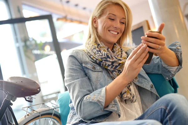 Mujer Cafetería Con Smartphone —  Fotos de Stock