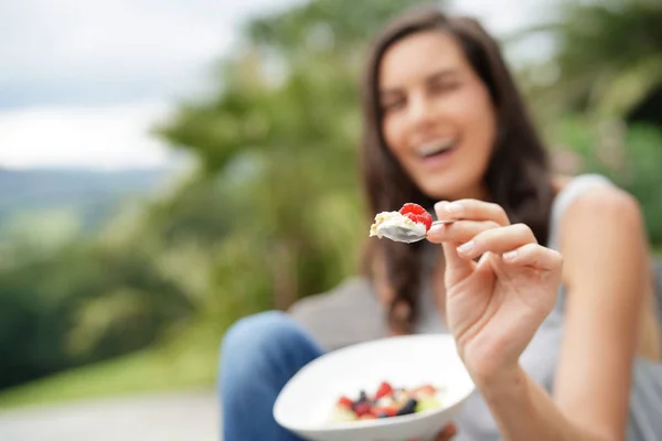 Mujer Morena Desayunando Sano Casa —  Fotos de Stock