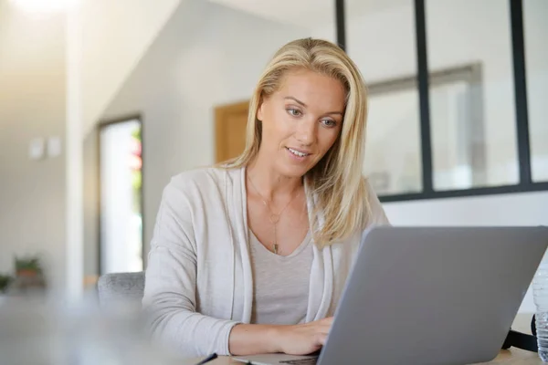 Affärskvinna Som Arbetar Från Hem Kontor — Stockfoto