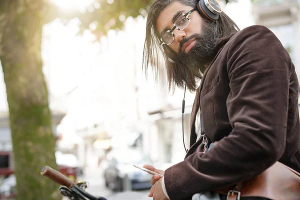 Hipster Facet Mieście Pomocą Zestawu Słuchawkowego Smartfonem — Zdjęcie stockowe