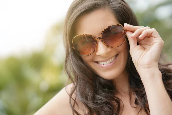 Porträt Einer Lächelnden Brünetten Frau Mit Sonnenbrille — Stockfoto