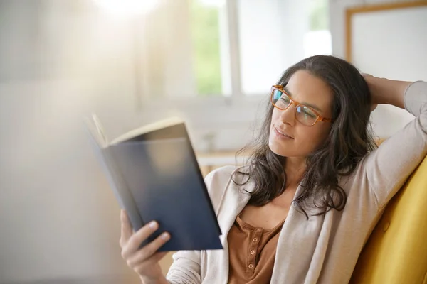 Brunette Woman Home Reading Book — Stock Photo, Image