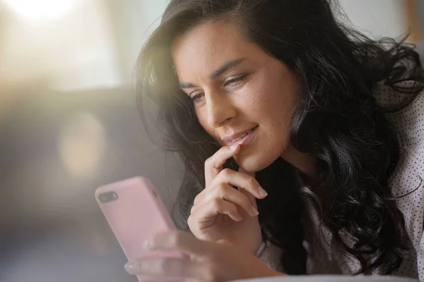 Mulher Morena Relaxante Sofá Conectado Com Smartphone — Fotografia de Stock