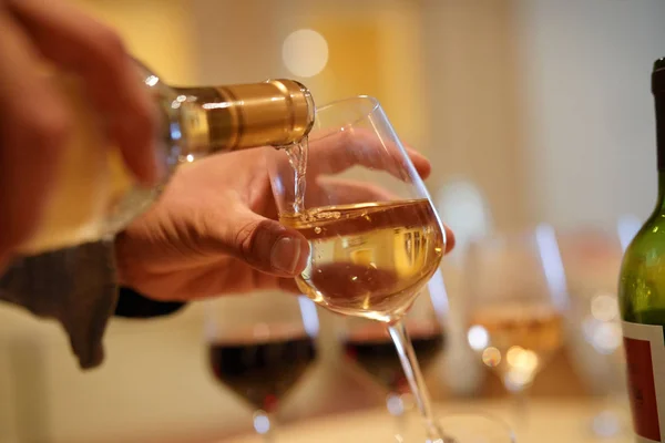 人のワイナリーの白ワインのガラスをサービング — ストック写真