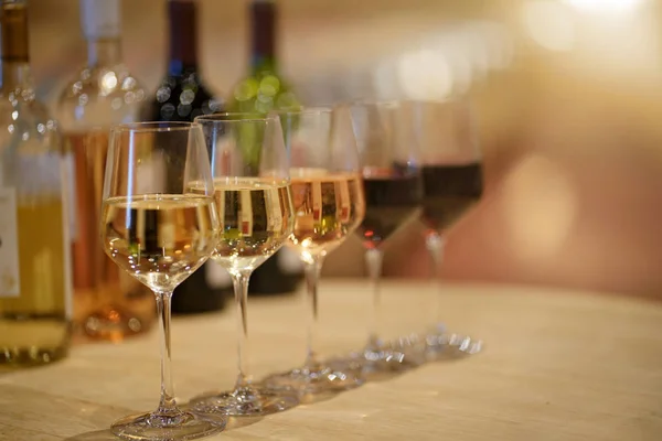 Şarap Kadehleri Tatmak Için Şaraphane Masaya Ayarlanmış Telifsiz Stok Imajlar