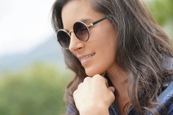 Portret Van Lachende Brunette Vrouw Dragen Van Een Zonnebril Stockfoto