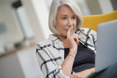  Rahat modern üst düzey kadın evde bilgisayar                              