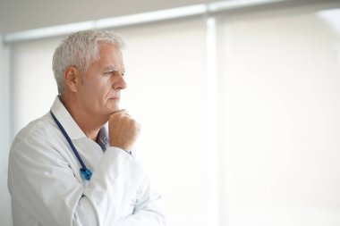 Üst düzey erkek doktor endişeli olma