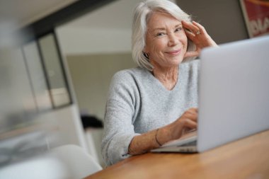  Yaşlı kadın evde bilgisayar ile                              