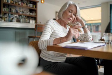  Günlüğü bir restoranda geçmekte kadın kıdemli                              