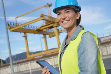 Kadın bir inşaat alanı üzerinde                           